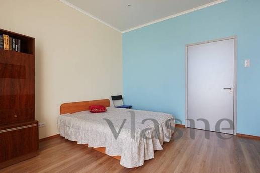Spacious 2-bedroom in the metro, Saint Petersburg - apartment by the day