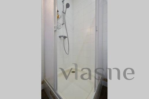 Spacious 2-bedroom in the metro, Saint Petersburg - apartment by the day