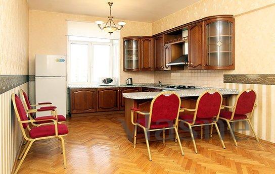 Bright two-bedroom apartment, Moscow - apartment by the day