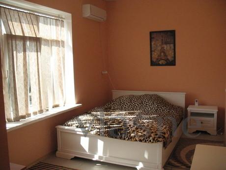 2 km from the airport, 500m from the highway M-4 Don, a 5-sh