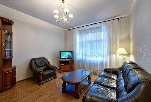 I rent. Very bright apartment within walking distance of the