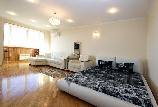 I rent. Very bright apartment within walking distance of the