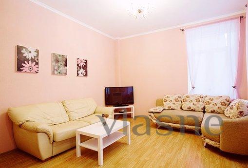 I rent. Very bright apartment within walking distance of the