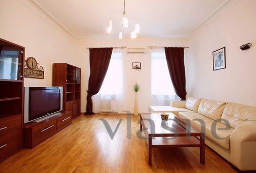 I rent. Very bright apartment within walking distance of the