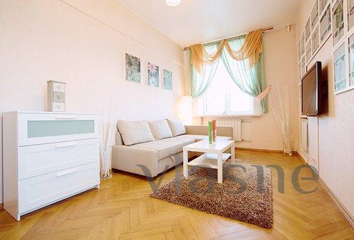 I rent. Very bright apartment within walking distance of the
