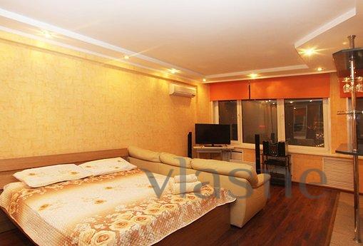 I rent. Very bright apartment within walking distance of the