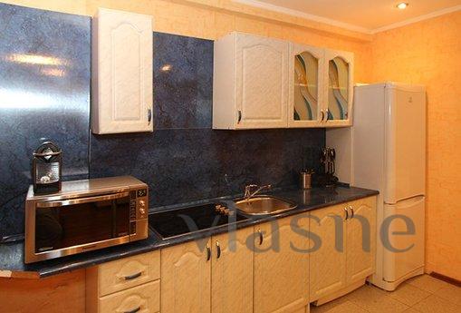 I rent. Very bright apartment within walking distance of the