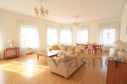 Exclusive Apartment with a view on the most beautiful street