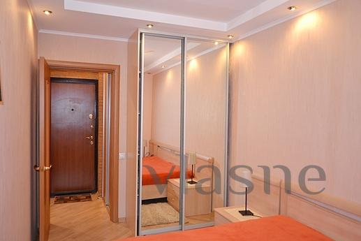 2 bedroom renovated in center, Novosibirsk - apartment by the day