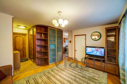 We offer daily and hourly luxury 2-bedroom apartment in a cl