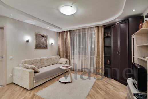 We offer daily and hourly luxury 2-bedroom apartment in a mo