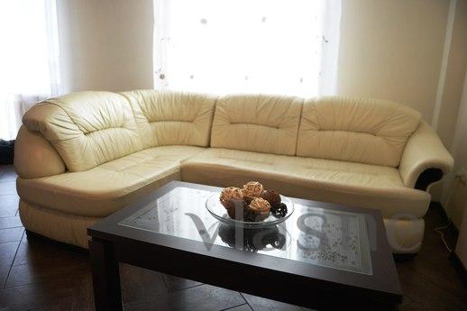 1 Bedroom bright studio, Tyumen - apartment by the day