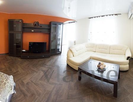 1 Bedroom bright studio, Tyumen - apartment by the day