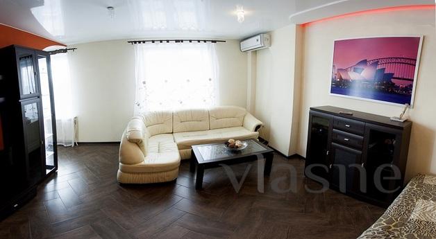 1 Bedroom bright studio, Tyumen - apartment by the day