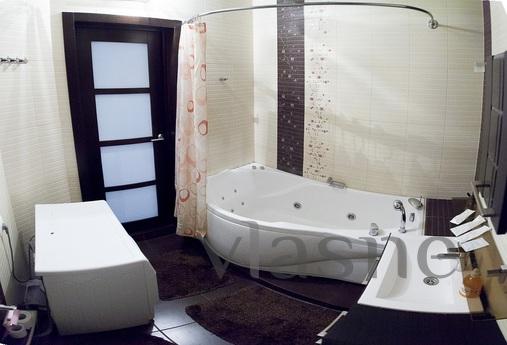 1 Bedroom bright studio, Tyumen - apartment by the day