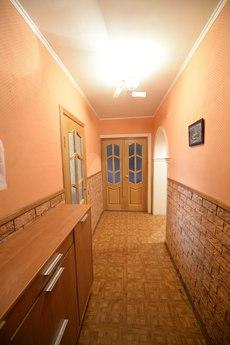 Bedroom bright apartment, Tyumen - apartment by the day