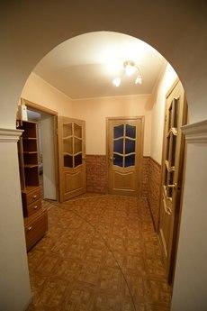 Bedroom bright apartment, Tyumen - apartment by the day