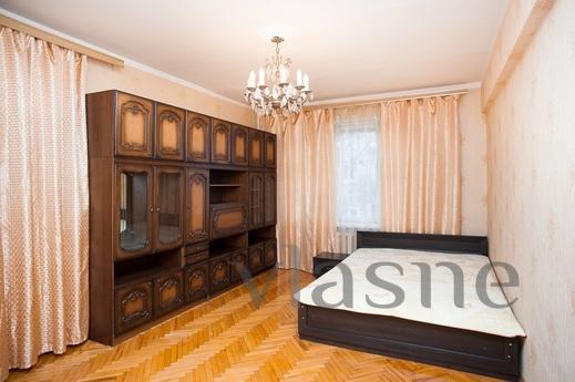 For rent 3 bedroom apartment next to the item. M. Krasnopres