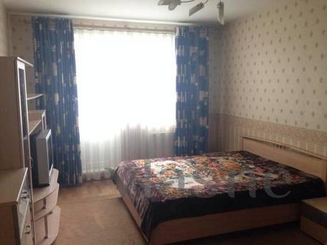 At night, hours, days. Metro nearby. A spacious room with a 