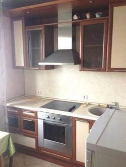 At night, hours, days. Metro nearby. A spacious room with a 