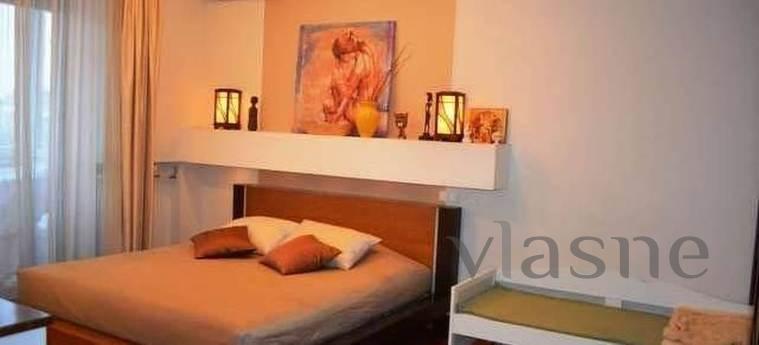 At night, hours, days. Metro nearby. A spacious room with a 