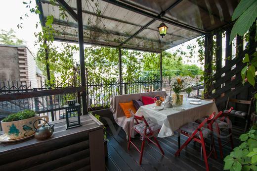 Apartment with a private terrace in a quiet side street 10 m