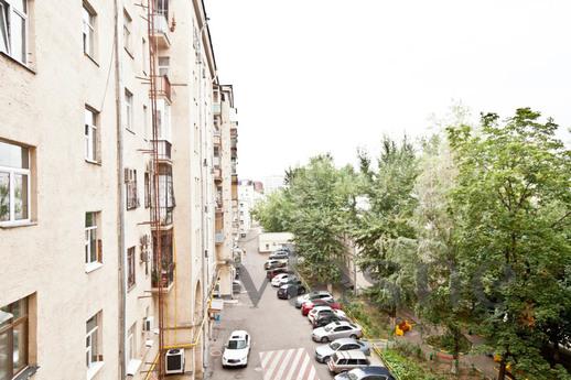 A huge apartment near the metro, Moscow - apartment by the day