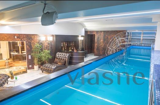 Luxurious penthouse with pool, hammam, rain shower and woode