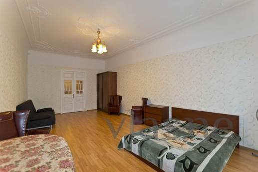 Huge apartment in the heart of St. Peter, Saint Petersburg - apartment by the day