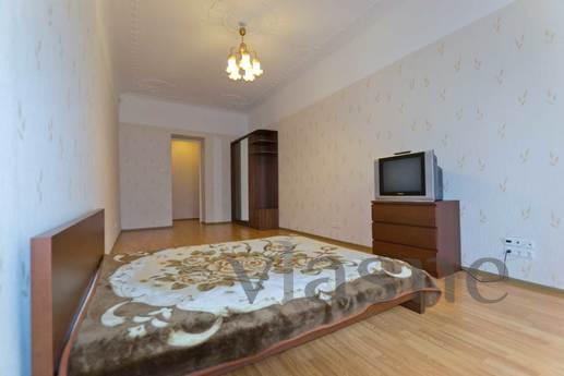 Huge apartment in the heart of St. Peter, Saint Petersburg - apartment by the day