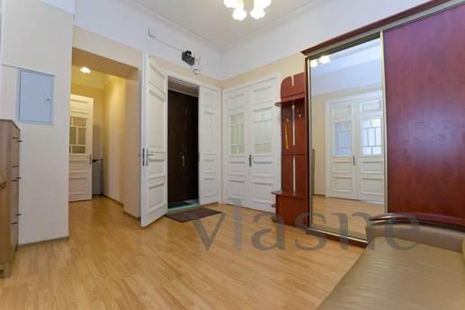 Huge apartment in the heart of St. Peter, Saint Petersburg - apartment by the day