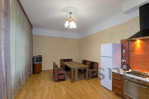 Huge apartment in the heart of St. Peter, Saint Petersburg - apartment by the day