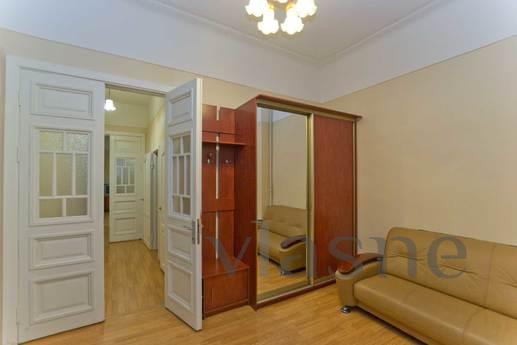 Huge apartment in the heart of St. Peter, Saint Petersburg - apartment by the day