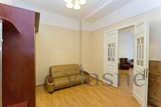 Huge apartment in the heart of St. Peter, Saint Petersburg - apartment by the day