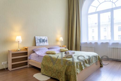 A huge bright apartment on Pestel, 14, Saint Petersburg - apartment by the day