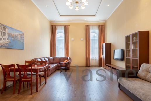 A huge bright apartment on Pestel, 14, Saint Petersburg - apartment by the day