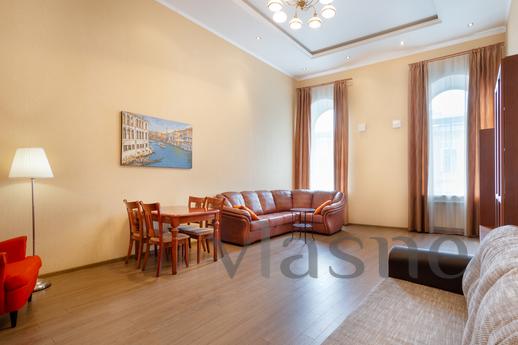 A huge bright apartment on Pestel, 14, Saint Petersburg - apartment by the day