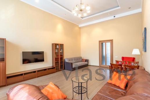 A huge bright apartment on Pestel, 14, Saint Petersburg - apartment by the day