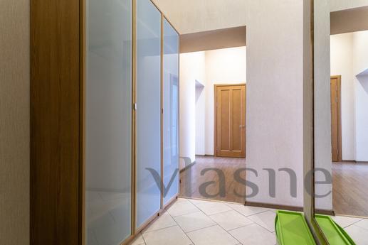 A huge bright apartment on Pestel, 14, Saint Petersburg - apartment by the day