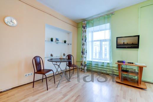 Studio apartment overlooking the Nevsky, Saint Petersburg - apartment by the day
