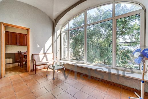 3-bedroom apartment with designer renovation with glassed lo