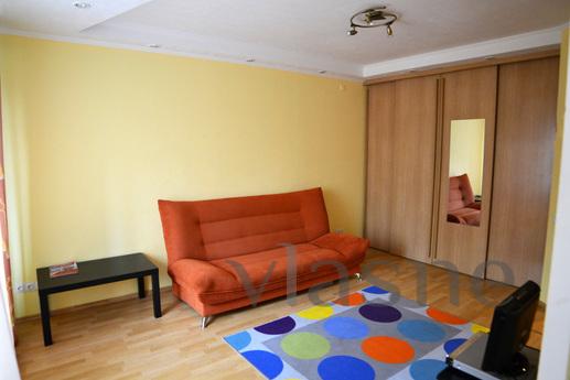 Modern studio apartment in the center, Yekaterinburg - apartment by the day
