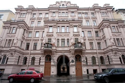 Quattro is 7min from Nevsky Prospect, Mayakovskaya or m Rebe