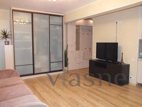 Modern studio apartment with excellent repair is located on 