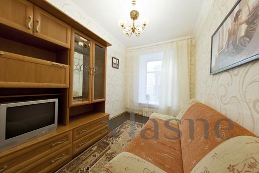 Apartment renovated near station, Saint Petersburg - apartment by the day