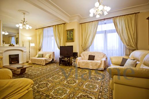 We offer a beautiful, spacious, bright 3-room apartment for 