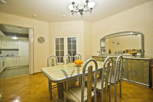 Daily Sadovaya-Chernogryazskaya St., 13 , Moscow - apartment by the day