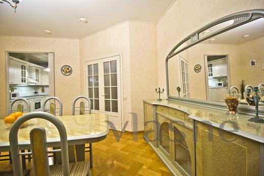 Daily Sadovaya-Chernogryazskaya St., 13 , Moscow - apartment by the day