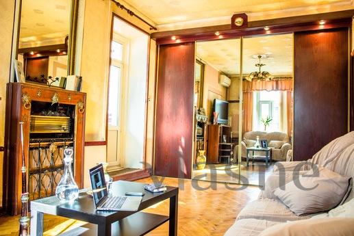 Apartments with character near the subwa, Moscow - apartment by the day