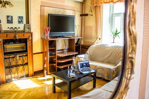 Apartments with character near the subwa, Moscow - apartment by the day